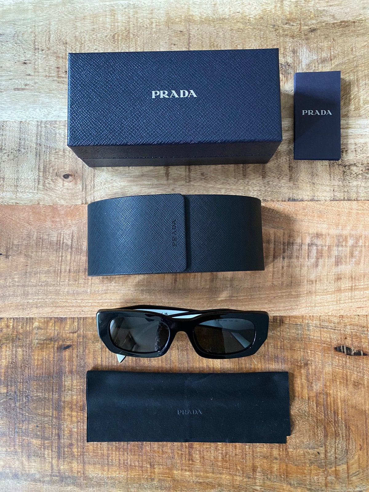 Originele nieuwe Prada Zonnebril - Zwart met witte pootjes, Zonnebril, Prada, Zwart, Nieuw