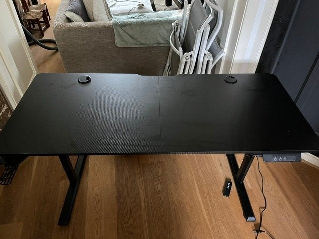 Elektrisch zit sta bureau 140 x 60 cm - zwart- verstelbaar, Ophalen, Gebruikt, Spaanplaat of MDF, Elektrisch