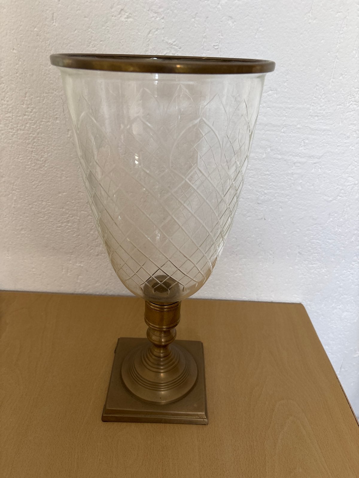 Antieke glazen windlicht met messing voet, Ophalen