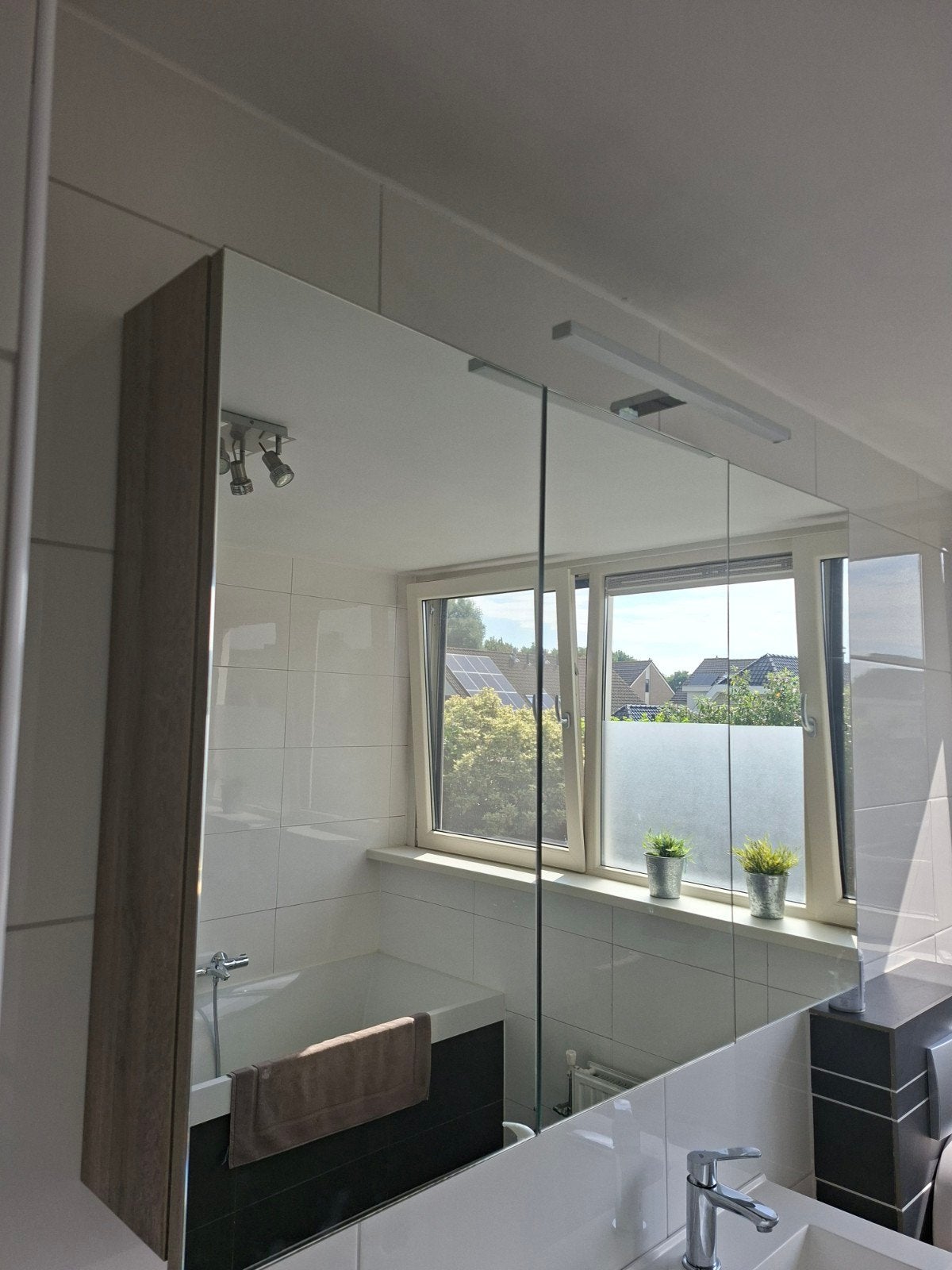 Spiegelkast badkamer met verlichting en opbergruimte, Huis en Inrichting, Badkamer | Badkamermeubels, 100 tot 150 cm, Minder dan 25 cm