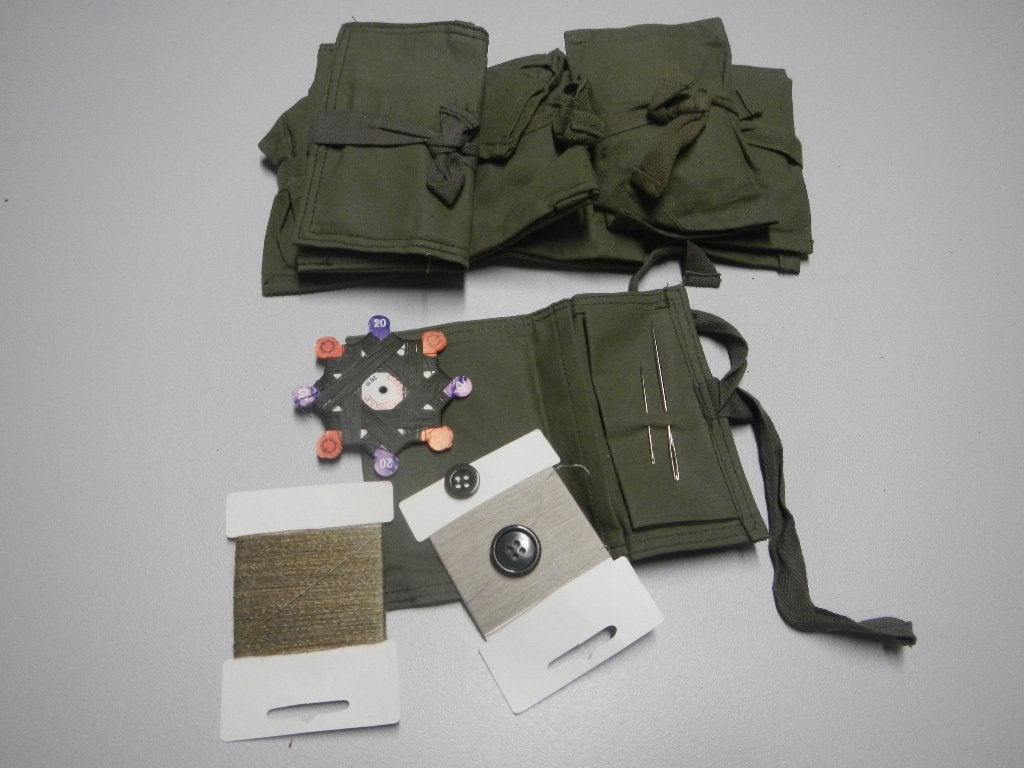 Naaisetje Nederlands leger effen groen (ruim op voorraad), Ophalen of Verzenden, Landmacht, Nederland, Overige typen