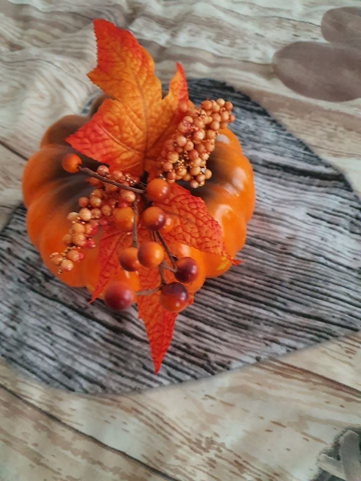 Decoratieve pompoen met herfstbladeren en bessen, Ophalen of Verzenden, Nieuw, Versiering, Halloween of Griezel