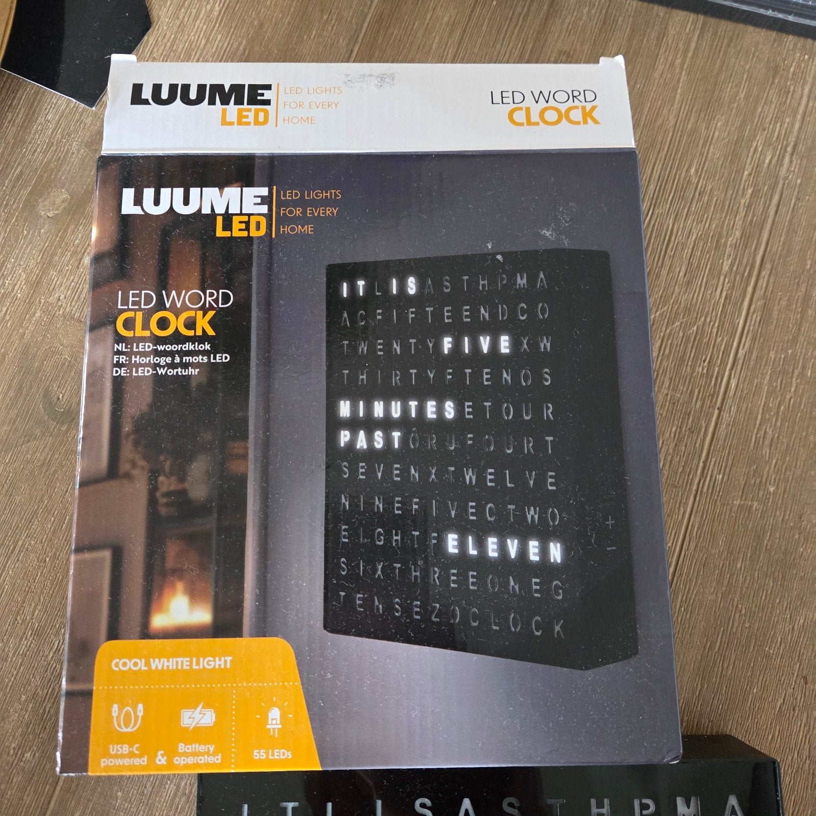 Moderne Digitale Woordklok Luume LED Word Clock -, Ophalen of Verzenden, Zo goed als nieuw, Met verlichting, Tafelklok