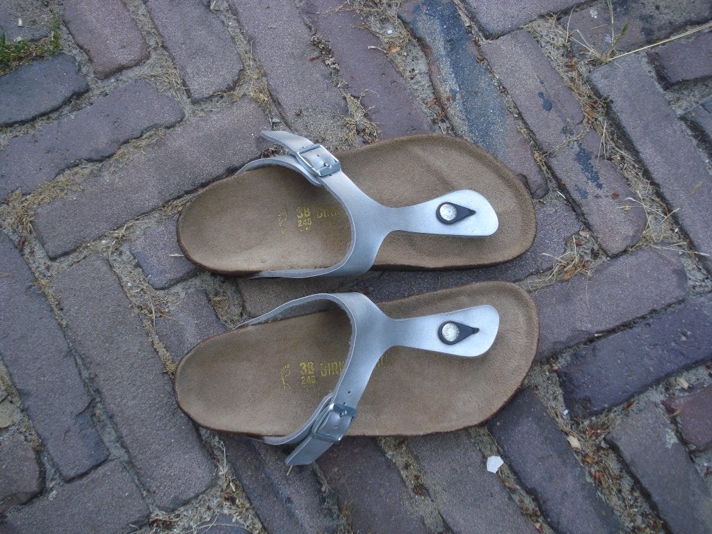 BIRKENSTOCK GIZEH ZILVER 38 NU GRATIS VERZENDING PER POST, Kleding | Dames, Schoenen, Slippers, Overige kleuren, Verzenden, Zo goed als nieuw