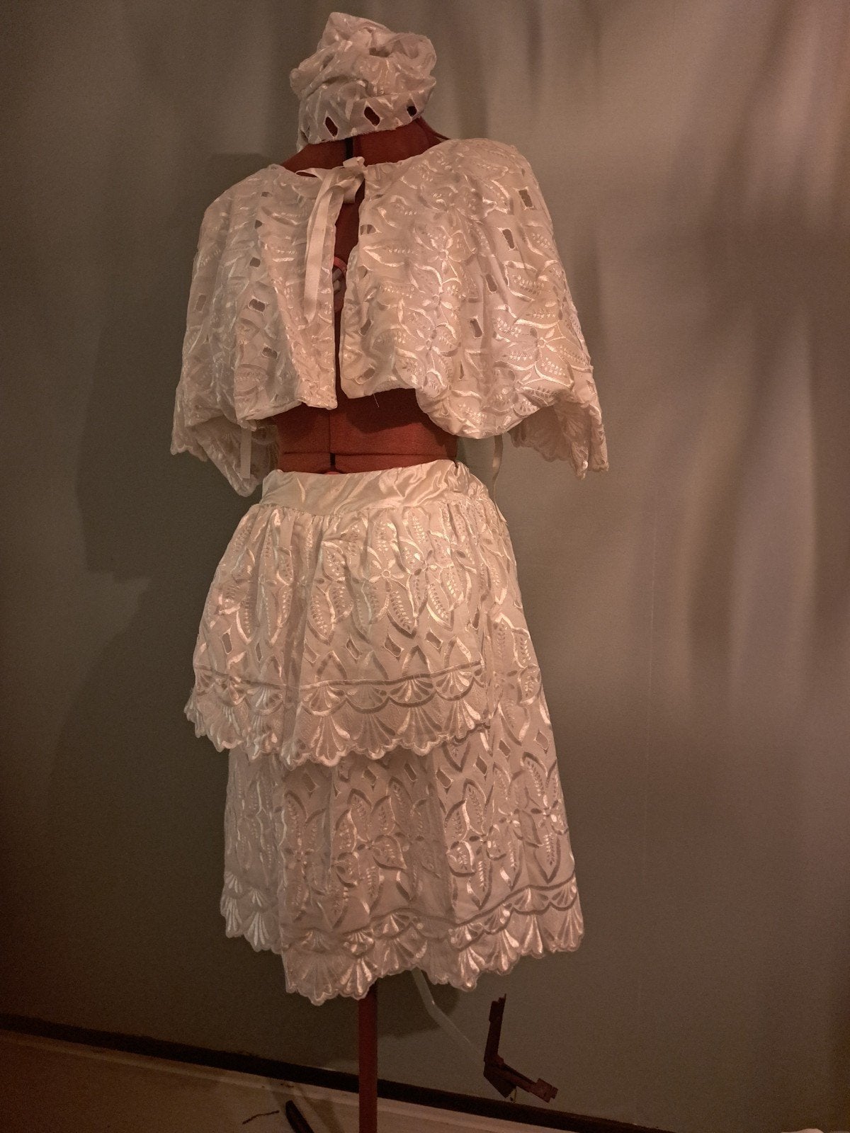 Witte kanten tweedelige set met bolero en rok, Kleding | Dames, Maat 38/40 (M), Wit, Ophalen of Verzenden, Knielengte