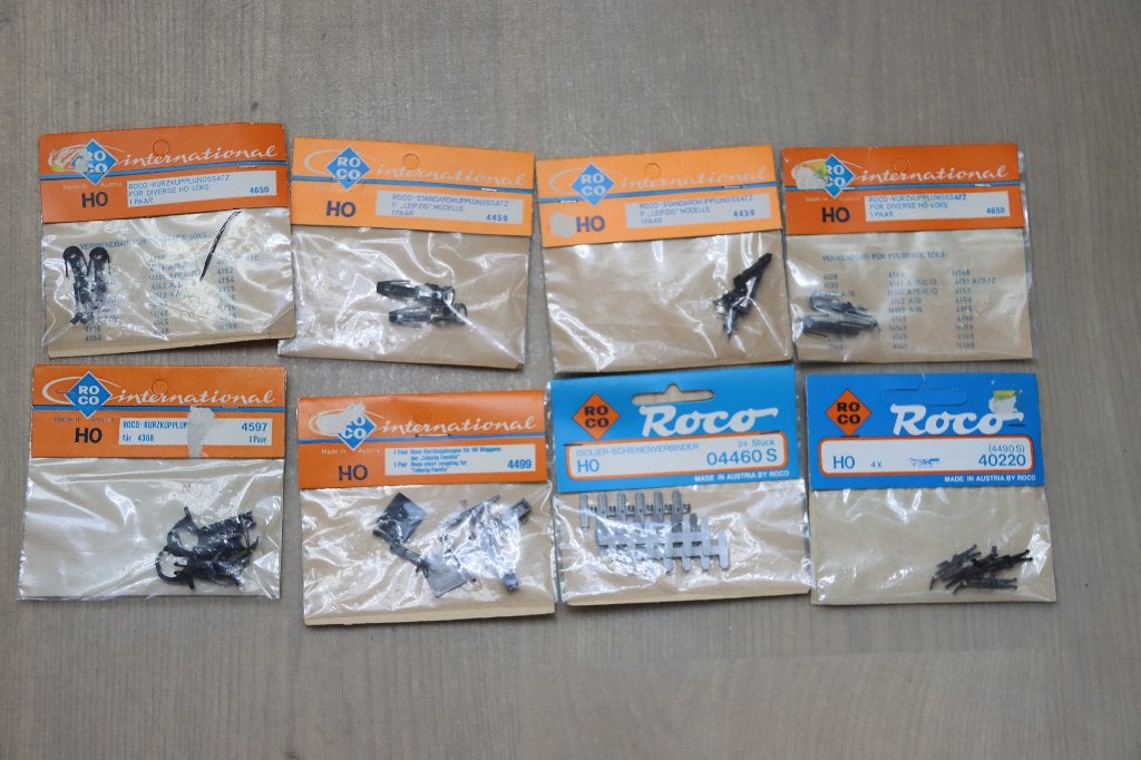 Roco koppelingen en plastic raillassen 8 zakjes nieuw, Gelijkstroom, Ophalen of Verzenden, Roco, Nieuw