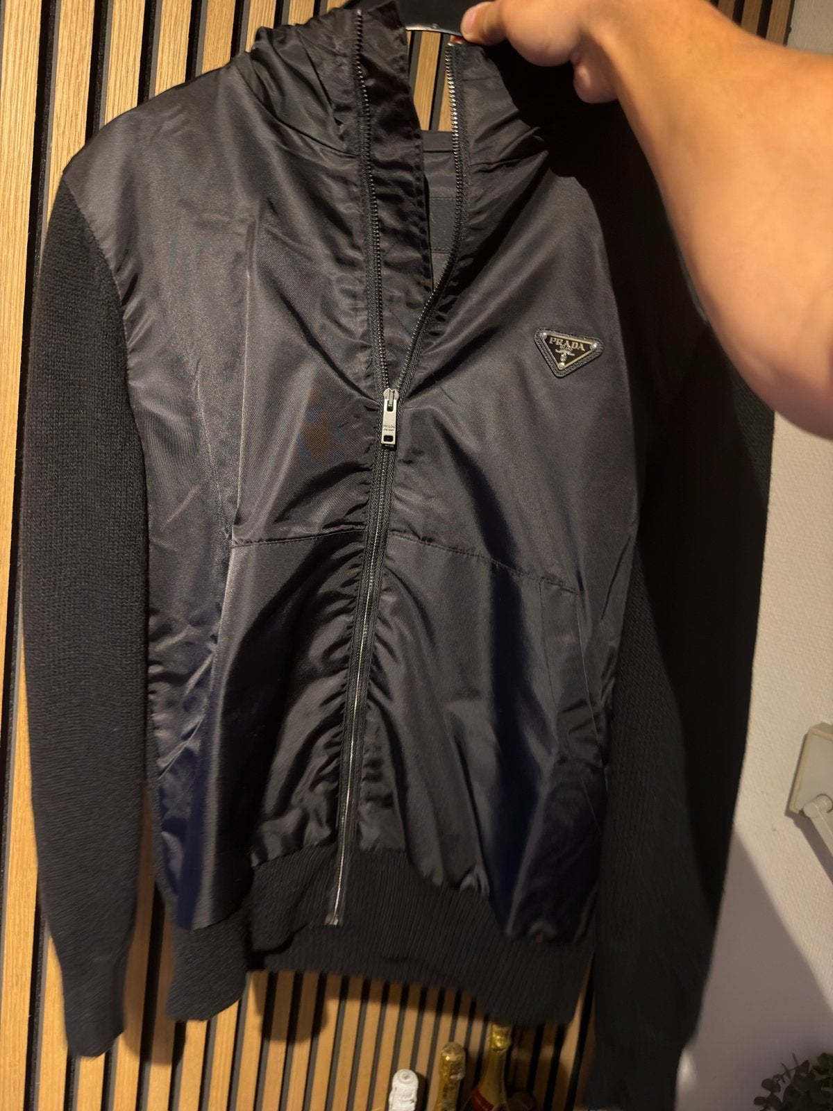 Prada Zwarte Jas met Capuchon en Gebreide Mouwen - Maat 46, Ophalen of Verzenden, Zo goed als nieuw, Maat 46 (S) of kleiner, Zwart