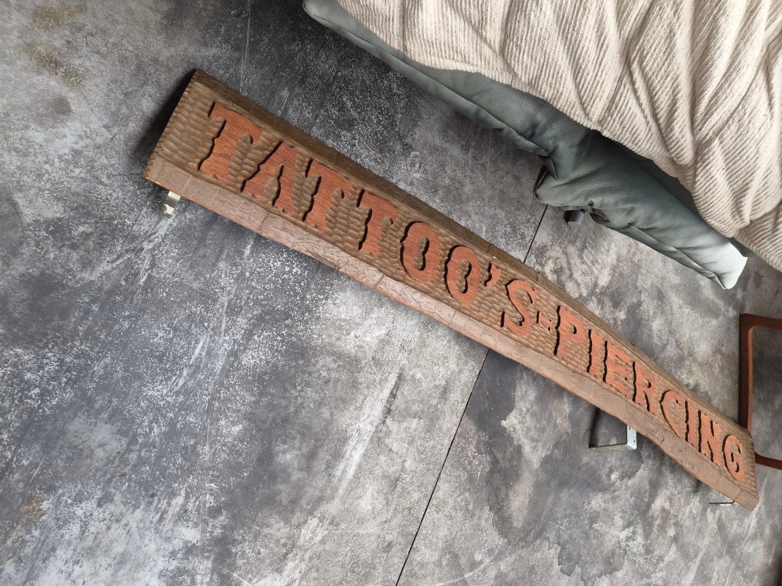 Vintage houten 'Tattoos Piercing' reclamebord, Ophalen
