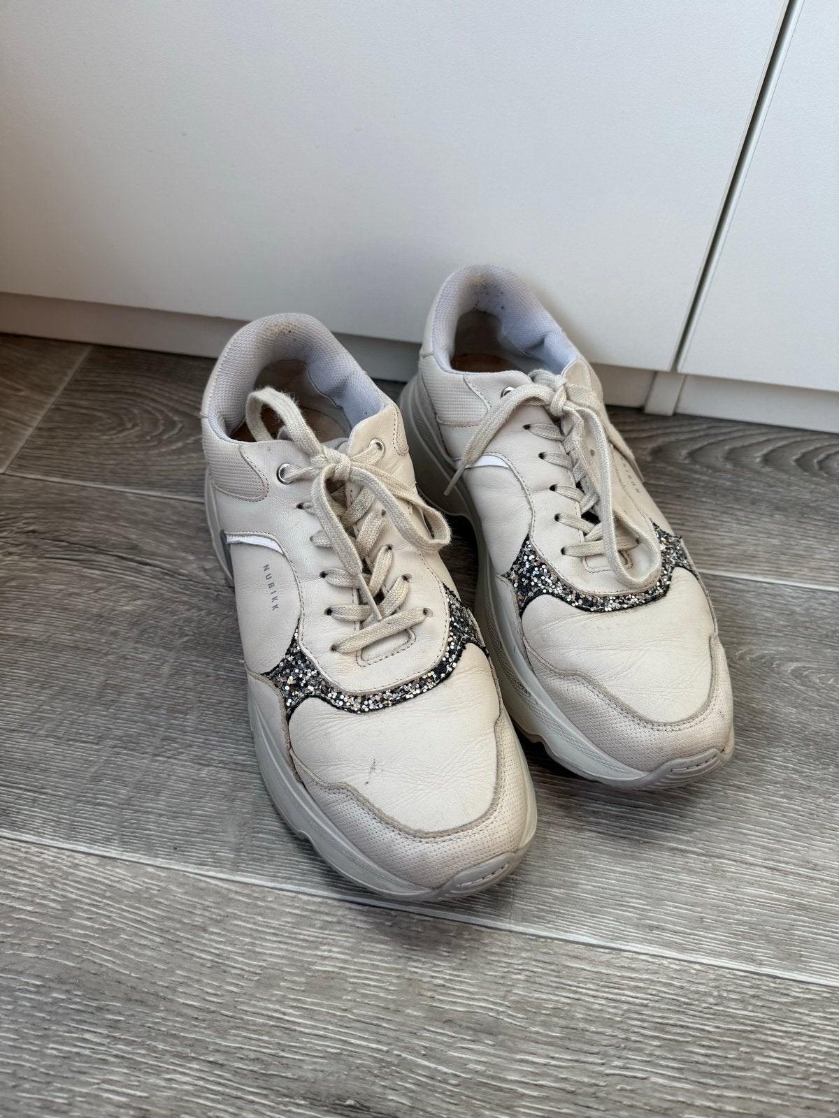Nubikk sneakers maat 40, Kleding | Dames, Schoenen, Ophalen of Verzenden, Gedragen, Beige, Sneakers of Gympen
