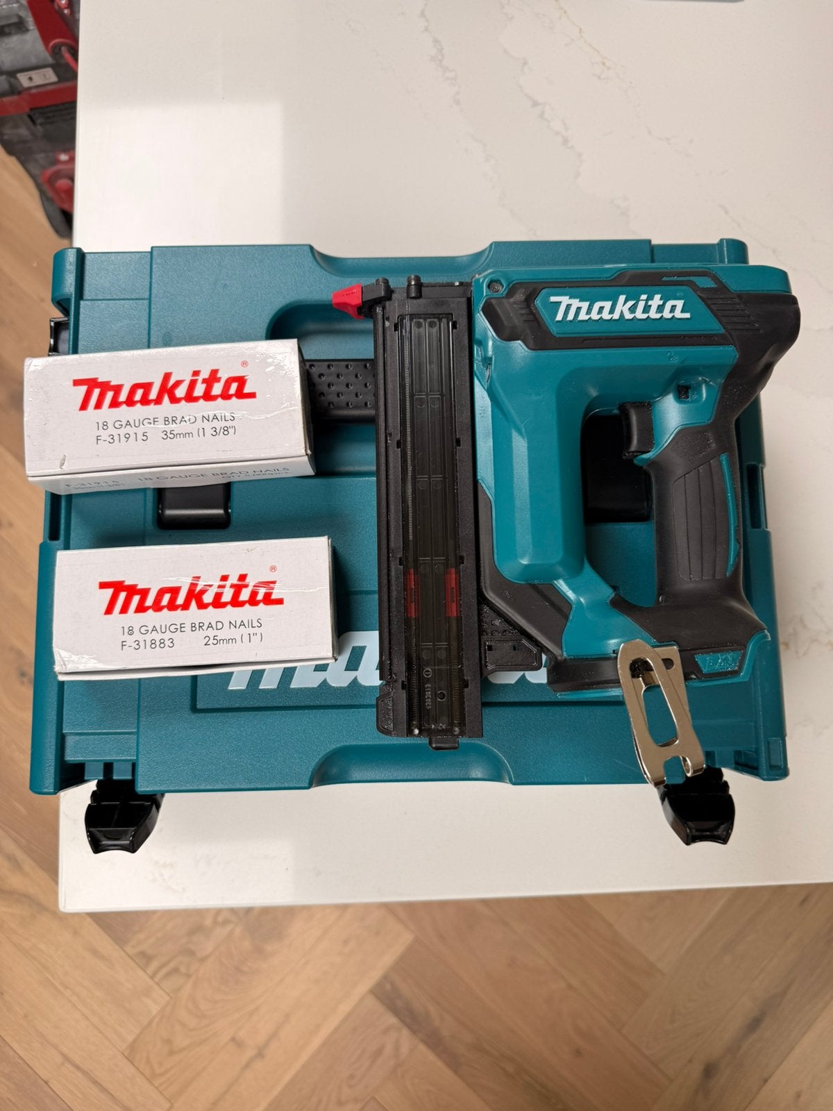 Makita DFN350 Brad tacker - Zo goed als nieuw met brads, Ophalen of Verzenden, Zo goed als nieuw, Tacker/nietmachine, Makita