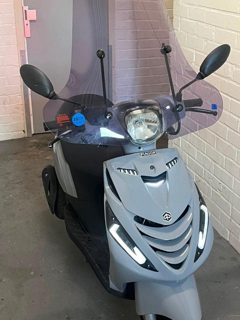 Foto 10 van Piaggio Zip 4T 2012 | Slechts 9.476 km | Zeer nette staat