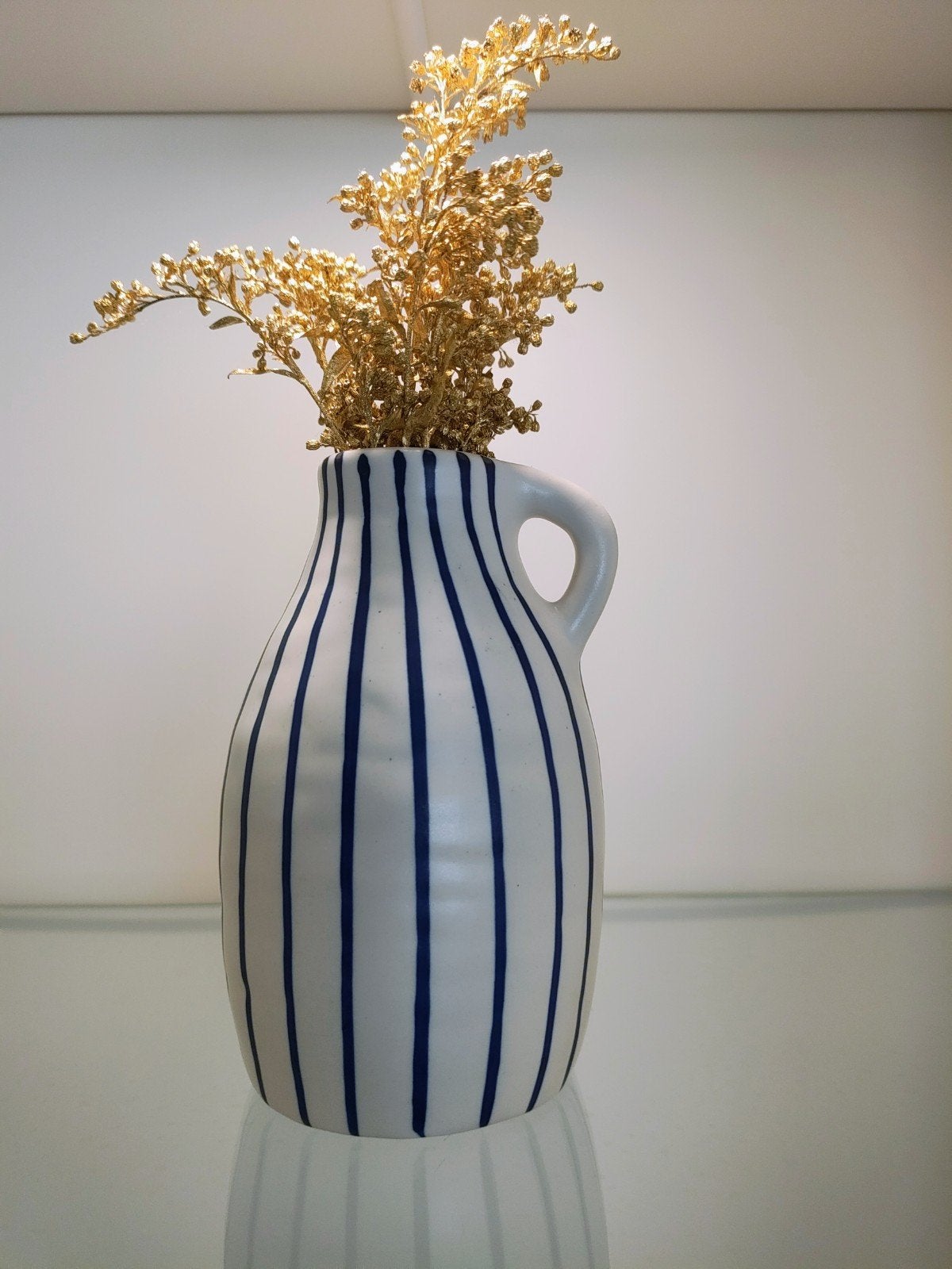 IKEA GODTAGBAR vaasje met blauwe strepen, Huis en Inrichting, Woonaccessoires | Vazen, Gebruikt, Wit, Steen/keramiek, Met handvat