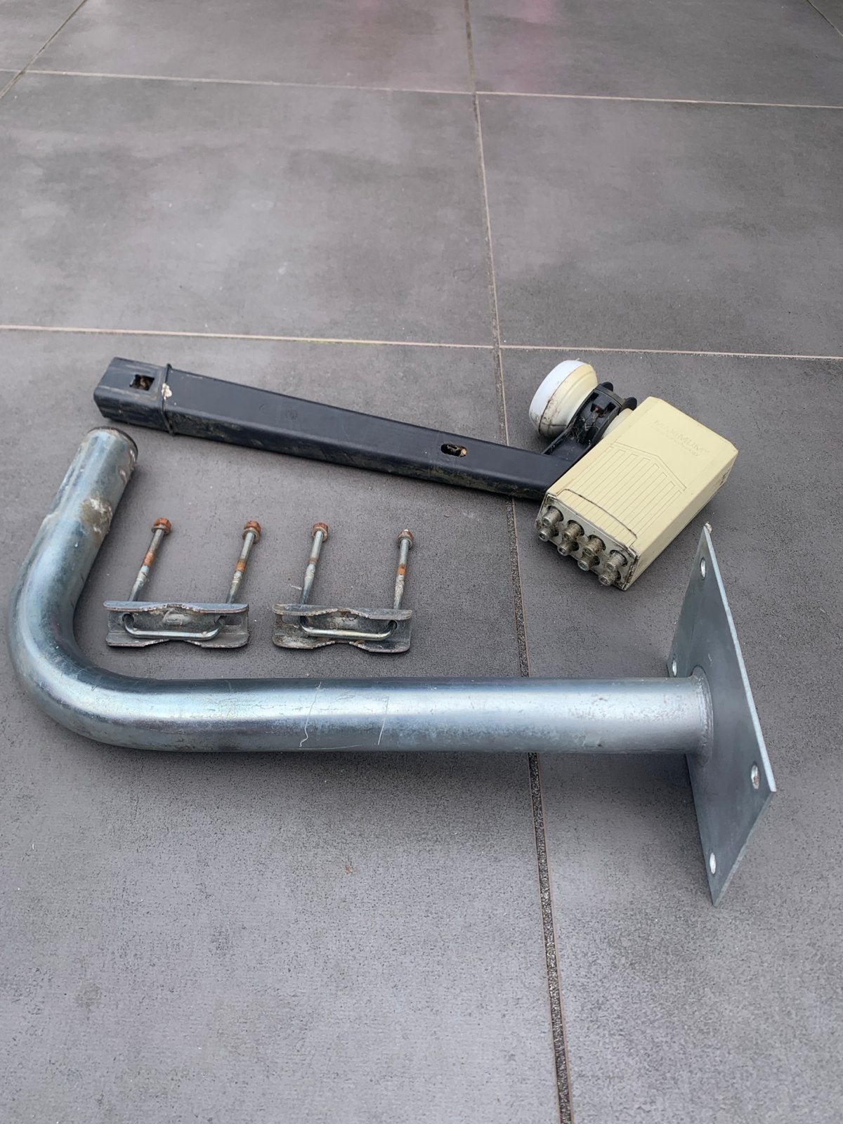 Schotelantenne accessoires: LNB, muurbeugel en bevestiging, Audio, Tv en Foto, Ophalen, Gebruikt, (Schotel)antenne-accessoires