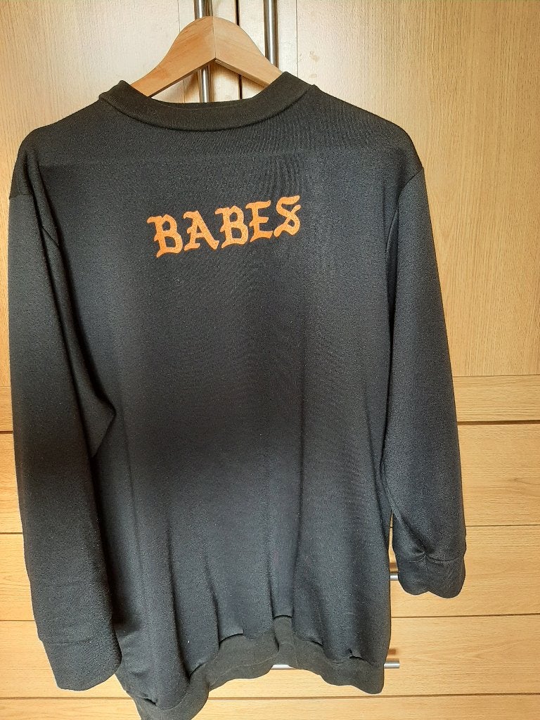 z.g.a.n. Zwarte sweater met oranje letters "babes', maat M/L, Kleding | Dames, Ophalen of Verzenden, Zo goed als nieuw, Maat 38/40 (M)