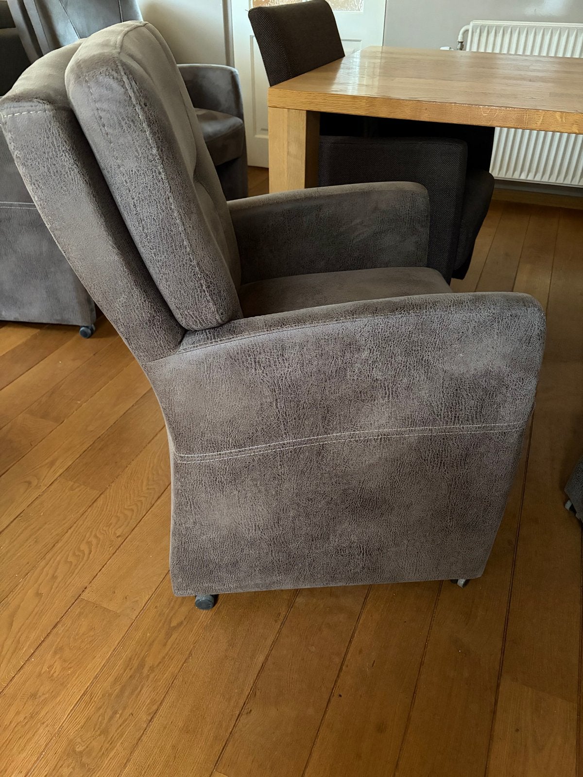 Foto 5 van Vier comfortabele eetkamerstoelen - bruin