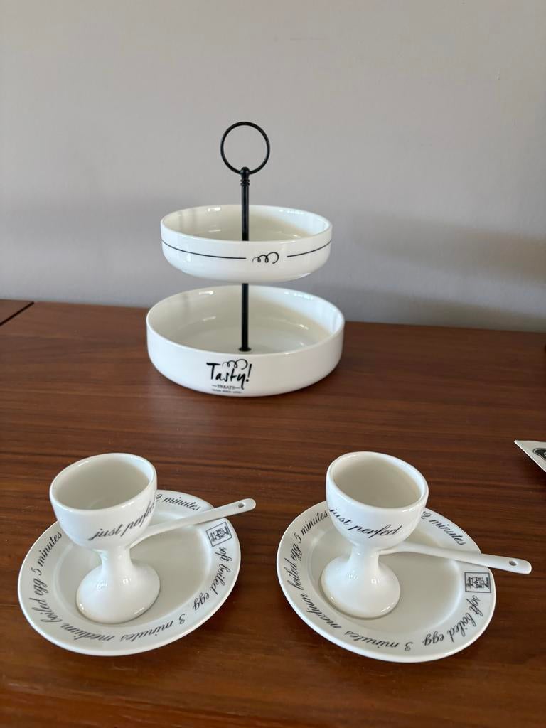 Rivièra Maison 2 eierdopjes met lepel en schoteltje, Gebruikt, Keramiek, Overige typen, Ophalen of Verzenden