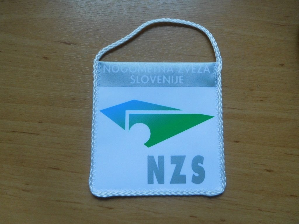 origineel voetbal vaantje NZS Voetbalbond Slovenië, Verzenden, Zo goed als nieuw, Buitenlandse clubs, Vaantje of Sjaal