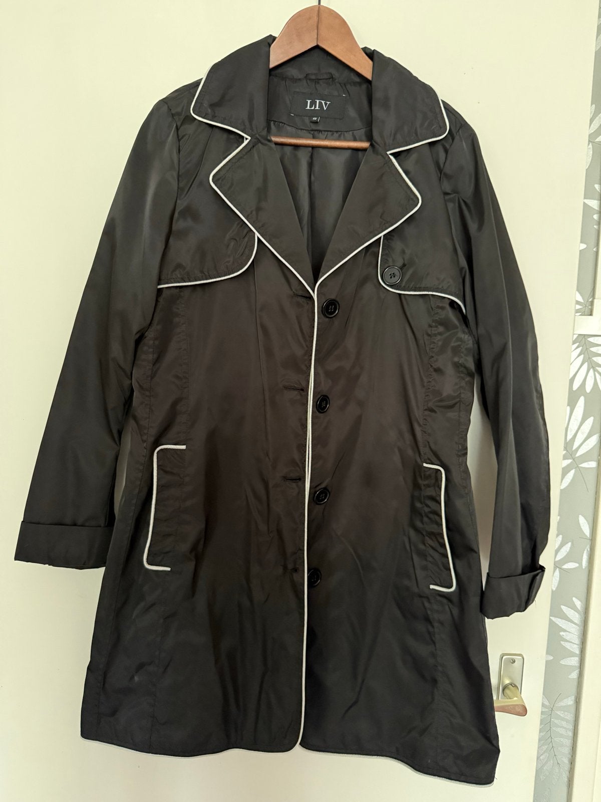 LIV Zwarte Trenchcoat met Witte Details - Maat 42/44 (L), Kleding | Dames, Ophalen, Nieuw, Maat 42/44 (L), Zwart