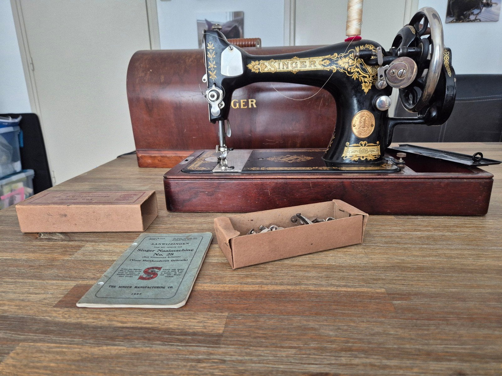 Antieke Singer Naaimachine No. 28 met originele accessoires, Ophalen