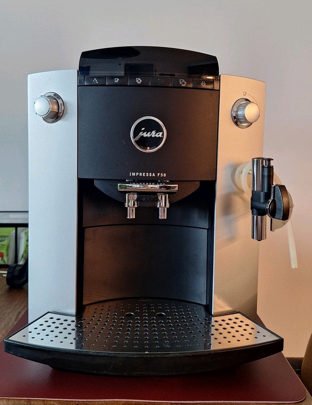 Jura F50 met cappuccinatore, Witgoed en Apparatuur, Koffiezetapparaten, Ophalen, 10 kopjes of meer, Refurbished, Combi