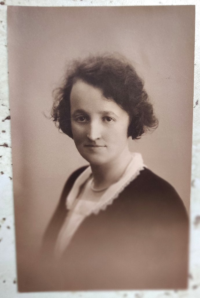 Oude foto van jonge vrouw Fotograaf Klinkert Alkmaar 1940, Verzamelen, Foto, Ophalen of Verzenden, Zo goed als nieuw, Voor 1940