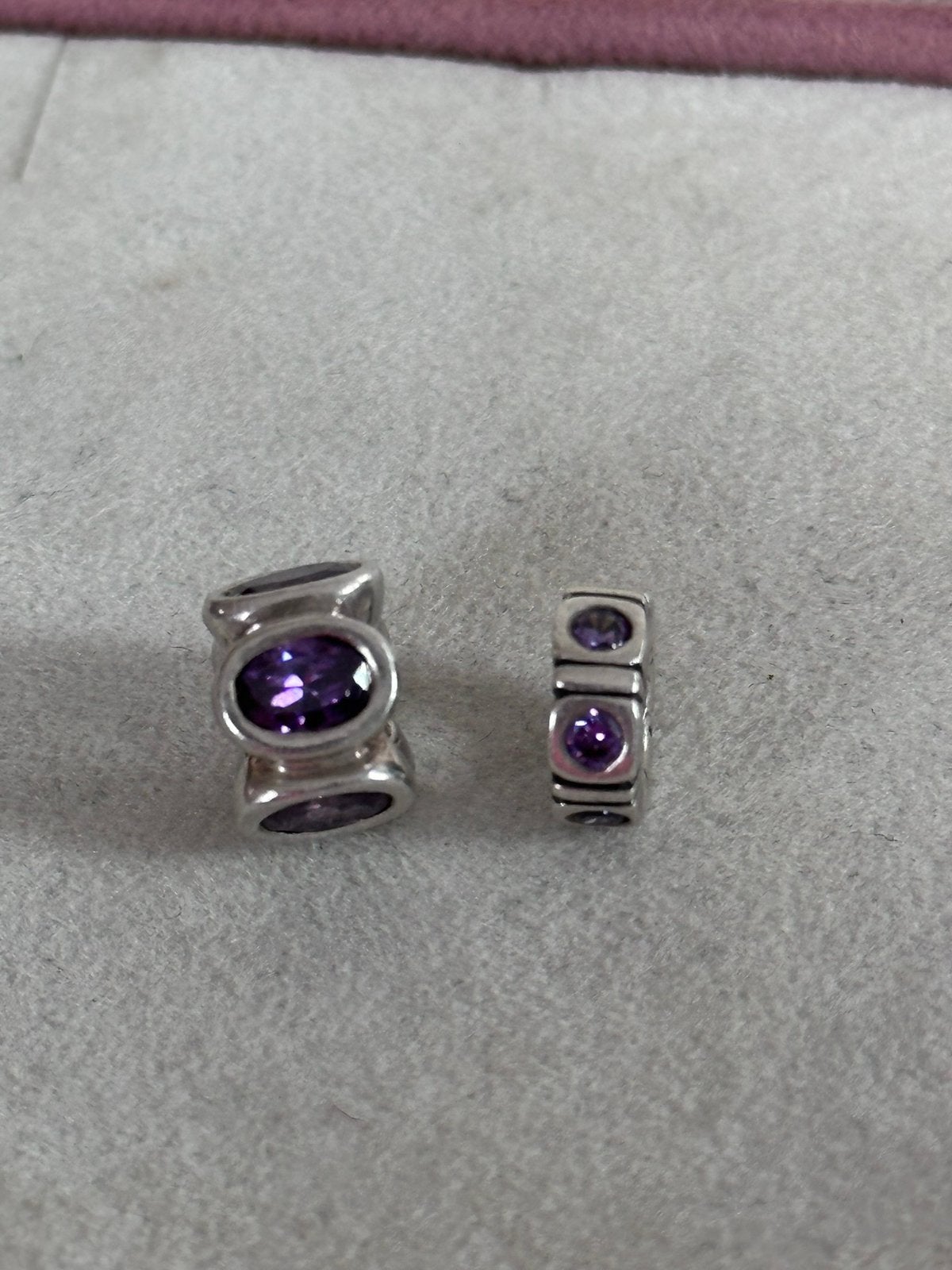 Pandora bedels met paarse steentjes, Sieraden, Tassen en Uiterlijk, Bedels, Pandora, Ophalen of Verzenden, Zo goed als nieuw, 2 of 3 bedels