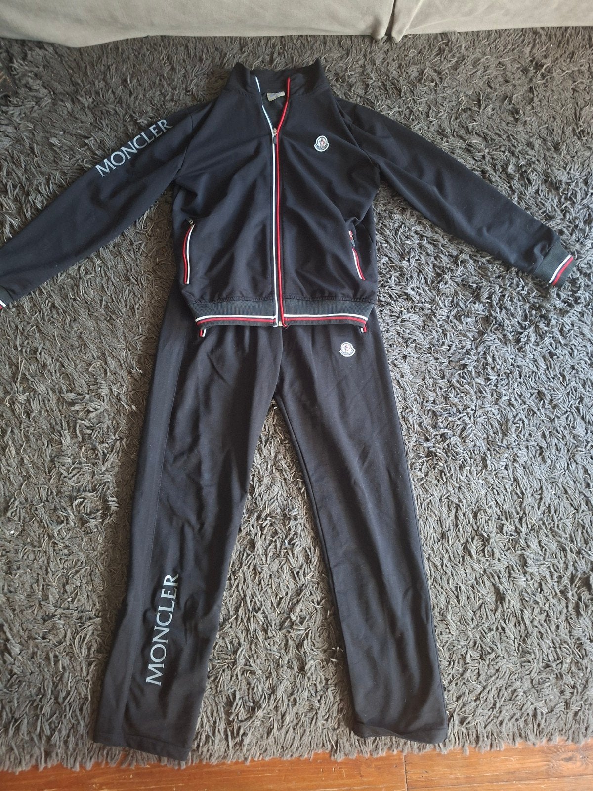 Moncler trainingspak - Zwart met rode en witte accenten, Kleding | Heren, Ophalen, Moncler, Maat 48/50 (M), Zwart