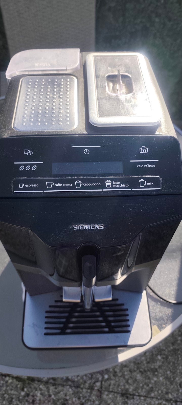 Siemens EQ300 lekt van onderkant., Witgoed en Apparatuur, Koffiezetapparaten, Gebruikt, Espresso apparaat, Koffiebonen, Ophalen