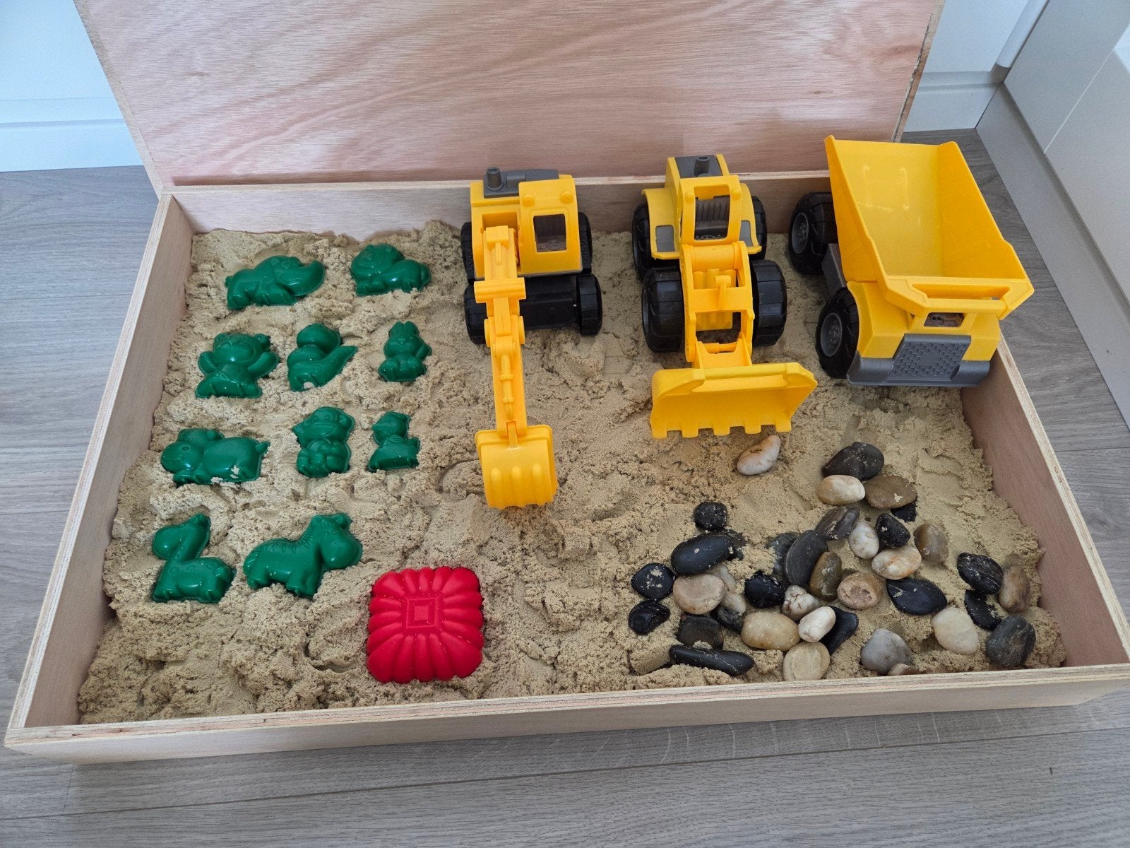Houten speelbak met kinetisch zand en attributen | €30, Ophalen, Jongen of Meisje