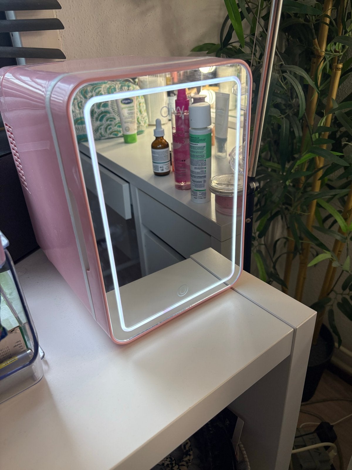OLVY Skincare & Mini Koelkast - Roze met spiegel en LED, Ophalen, Zonder vriesvak, Minder dan 45 cm, Minder dan 85 cm