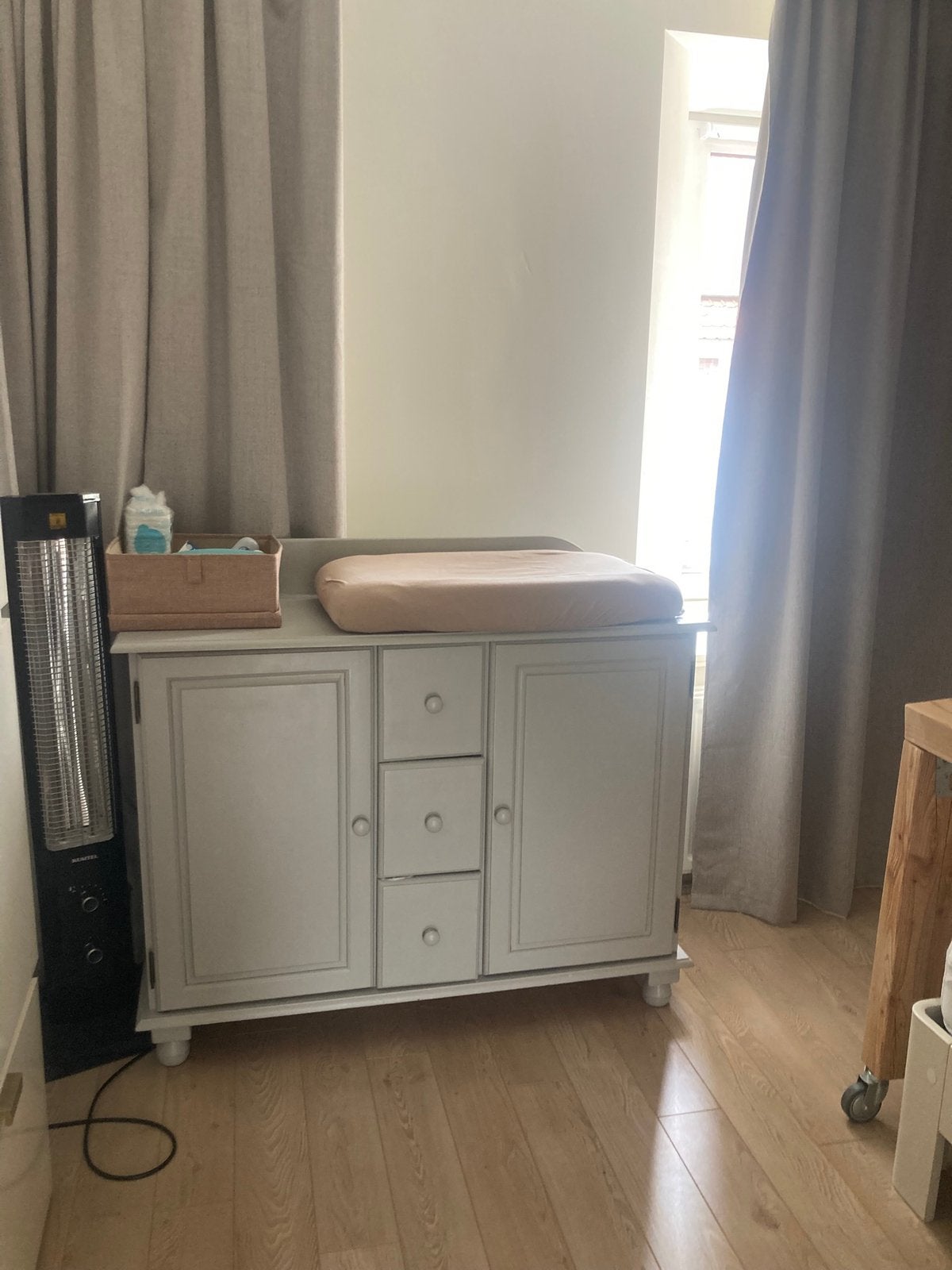 Stijlvolle grijze commode met 3 laadjes en 2 deurtjes, Ophalen, Gebruikt, 100 tot 150 cm, Overige houtsoorten