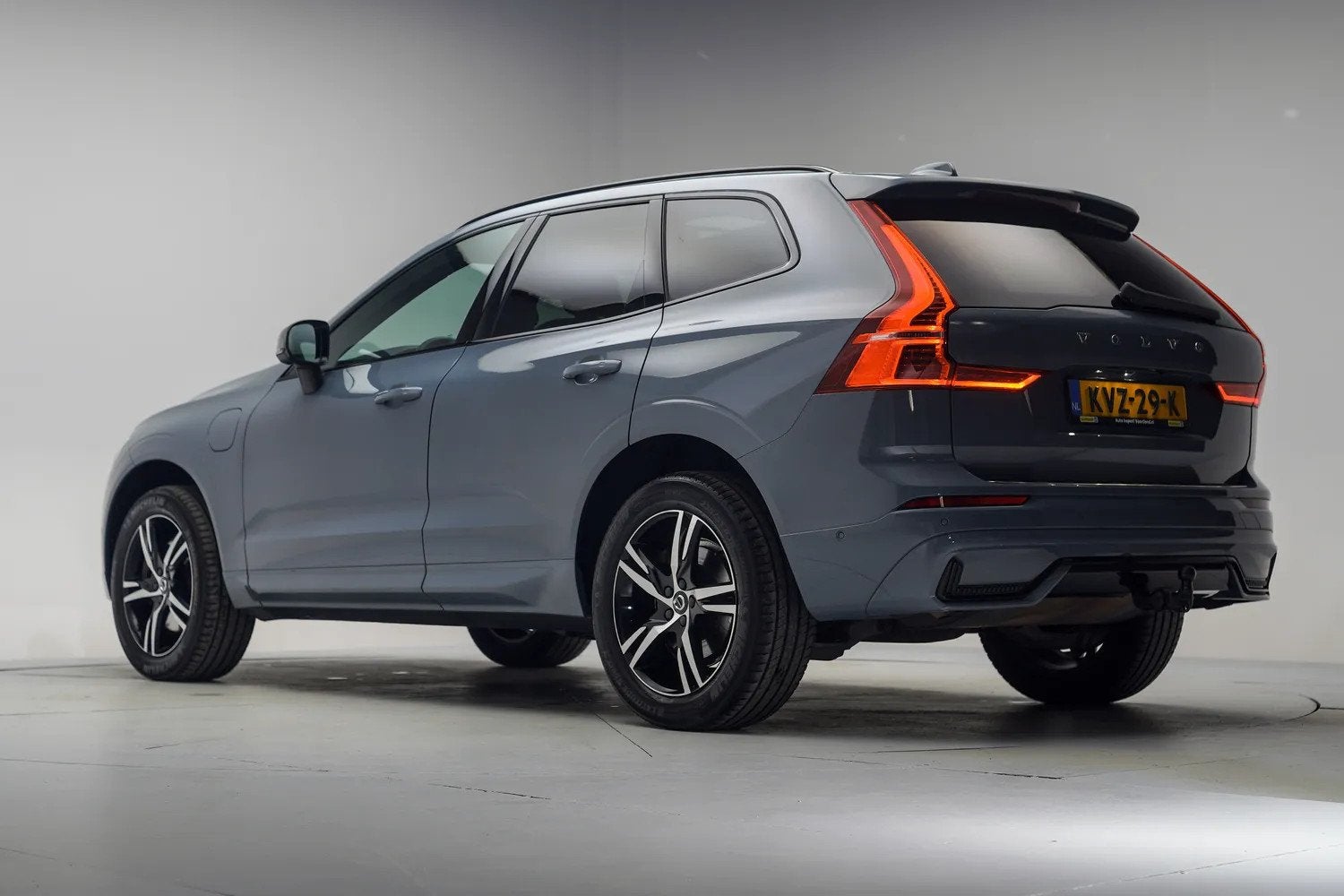 Volvo XC60 T6 AWD Recharge R Design [ HUD Panorama Harman/Ka, Auto's, Automaat, Gebruikt, 1969 cc, Lichtsensor