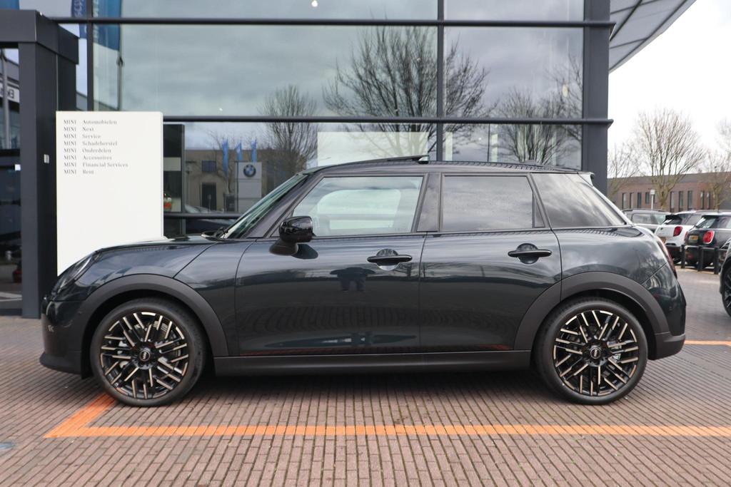 MINI 5-deurs Cooper C | Favoured Trim + Pakket XL, 156 pk, Met garantie (alle), Origineel Nederlands, Bedrijf