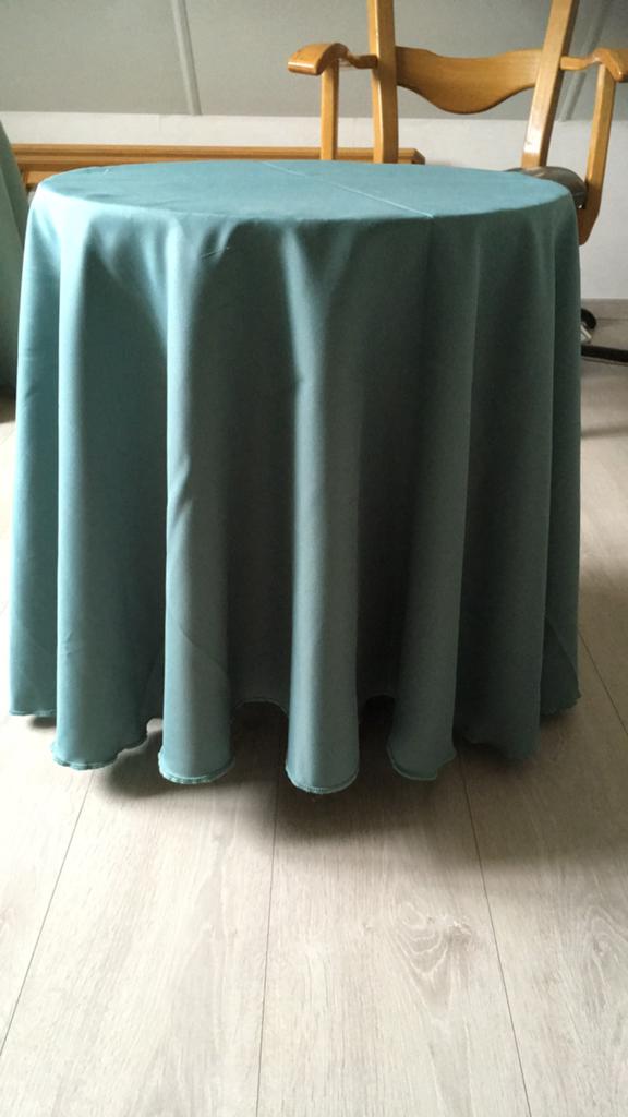 Bijzettafeltje met groen satijnen tafelkleed 1.50 m doorsnee, Ophalen, Tot twee personen, Rond, 50 tot 100 cm