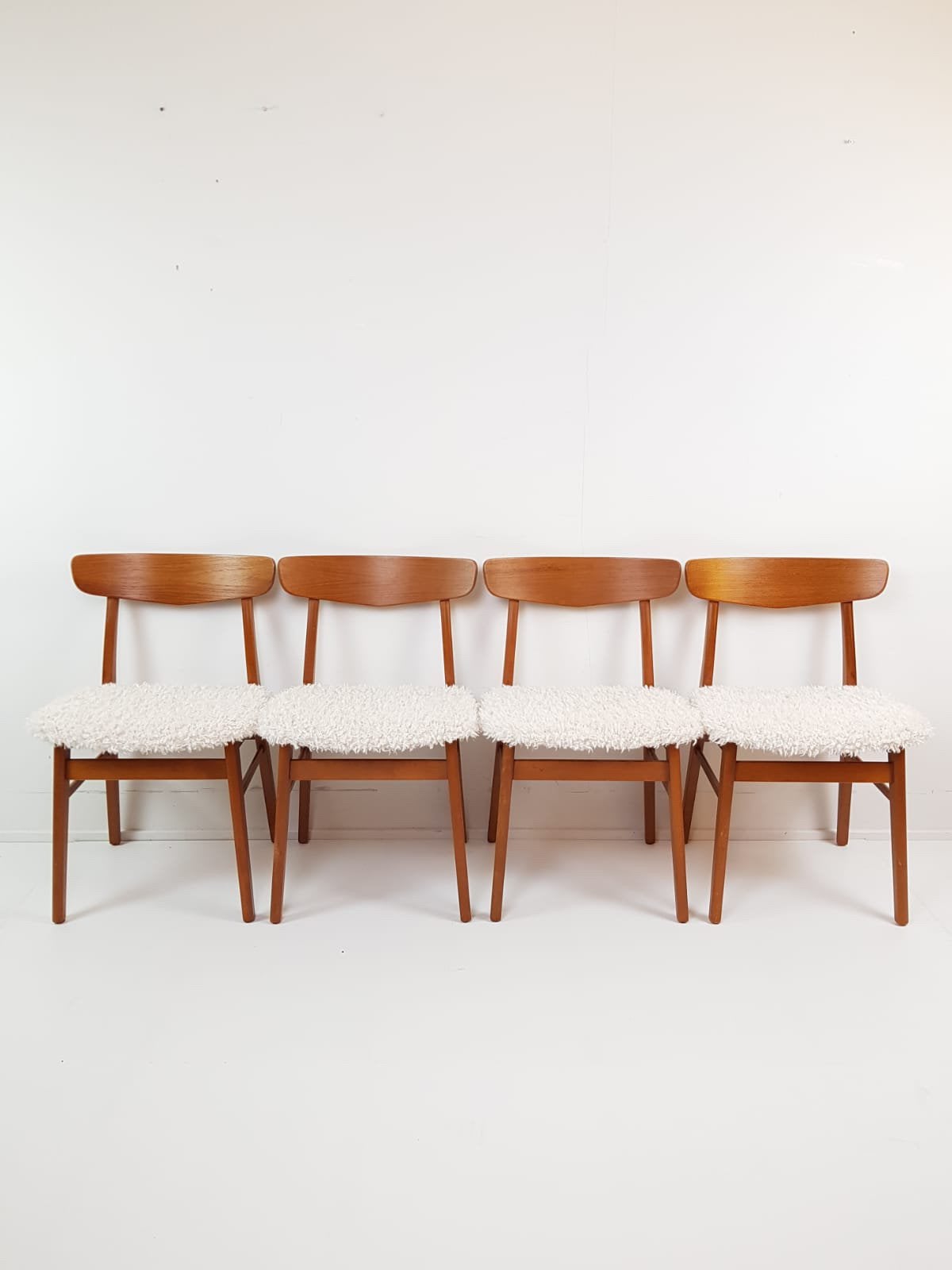 4 vintage Deense farstrup stoelen wit doodle teak hout, Twee, Wit, Ophalen of Verzenden, Zo goed als nieuw