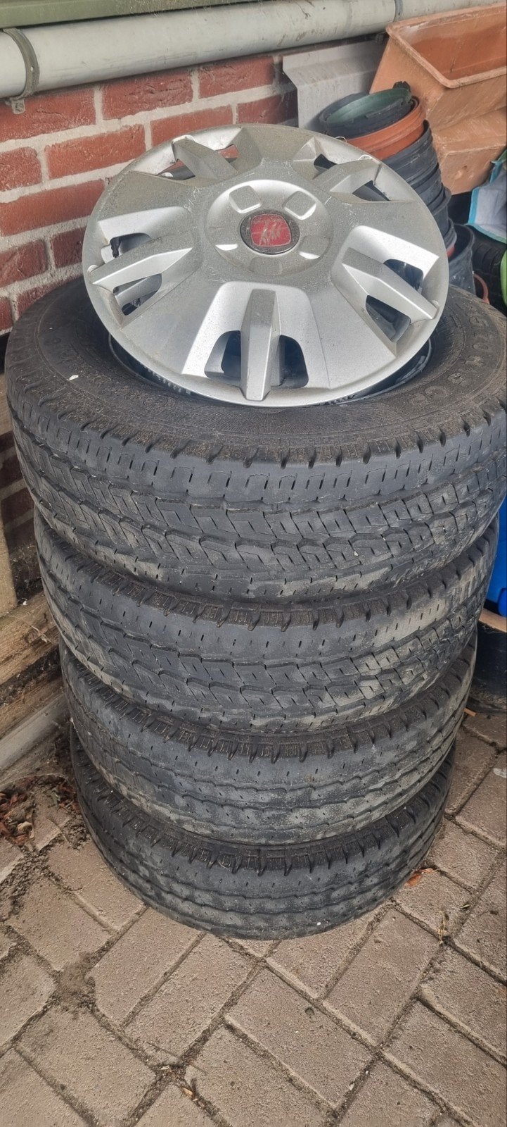 4x All-season banden 215/70 R15C met wieldoppen, 15 inch, Banden en Velgen, Ophalen of Verzenden, All Season