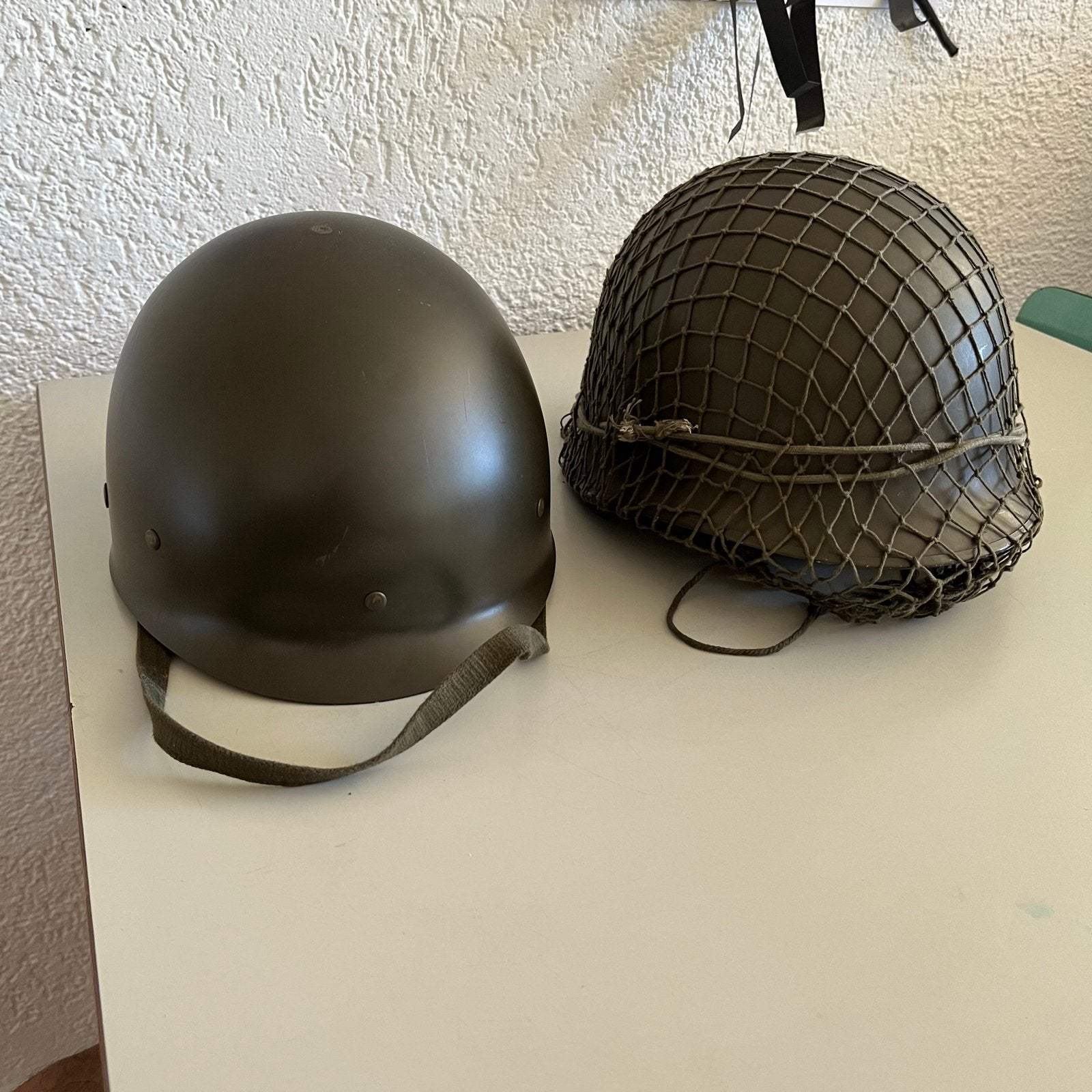 Nederlandse M53 KL legerhelmen — set van 2, compleet, Verzamelen, Militaria | Algemeen, Ophalen of Verzenden, Landmacht, Nederland