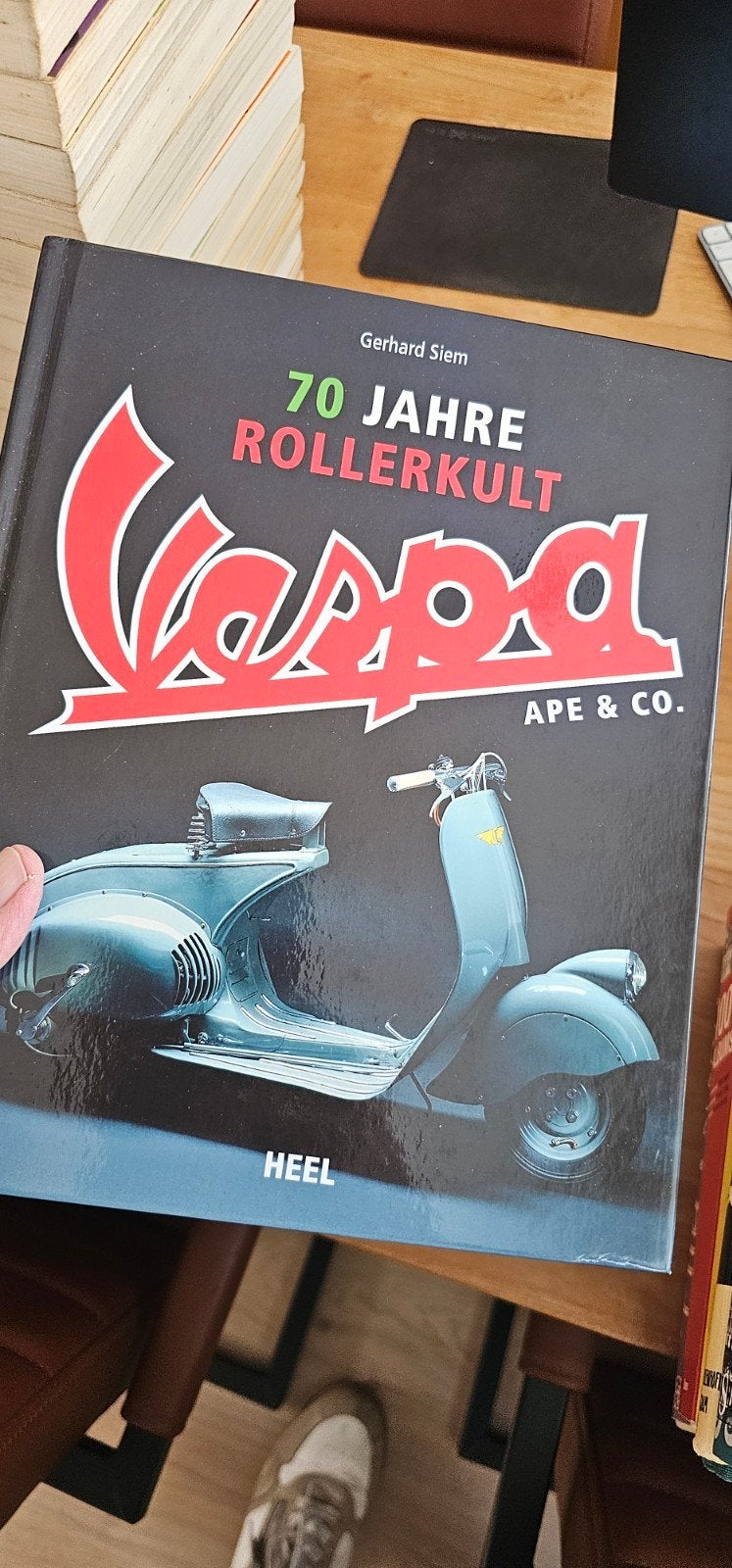 Boek: 70 Jaar Rollerkult Vespa, Ape & Co. (Gerhard Siem), Ophalen of Verzenden, Zo goed als nieuw