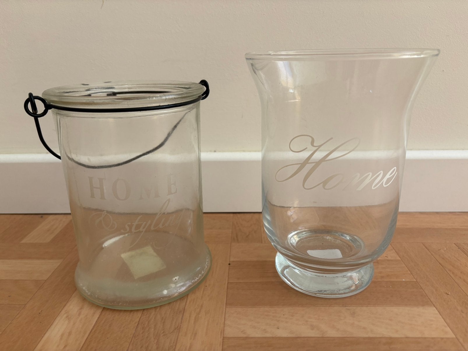 2x glazen vaas met tekst ‘home’, 17 en 20 cm hoog, Ophalen, Transparant, Nieuw, Glas