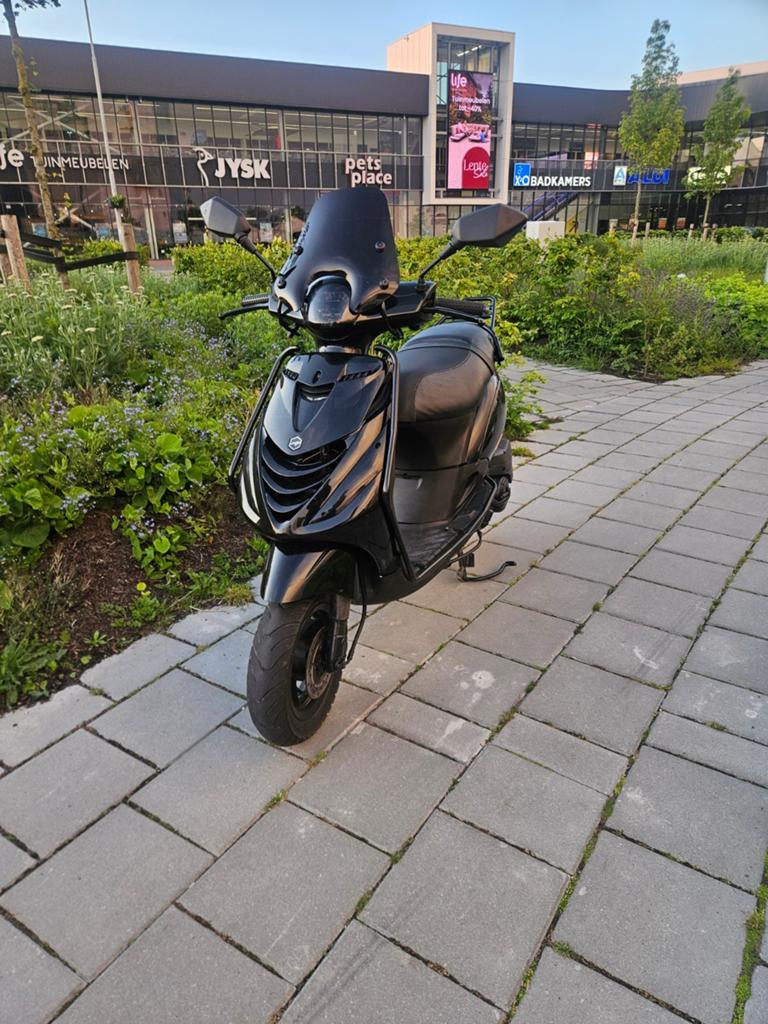 Zip 50cc 4t, Ophalen, Zo goed als nieuw, Benzine