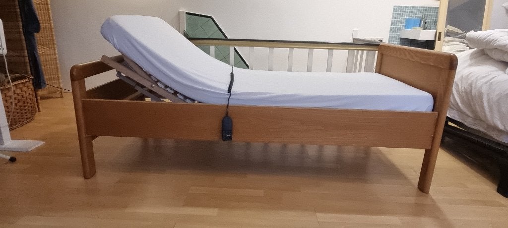 mooi seniorenbed electrisch hoog-laag met matras, Ophalen, Verstelbaar, 90 cm, Zo goed als nieuw