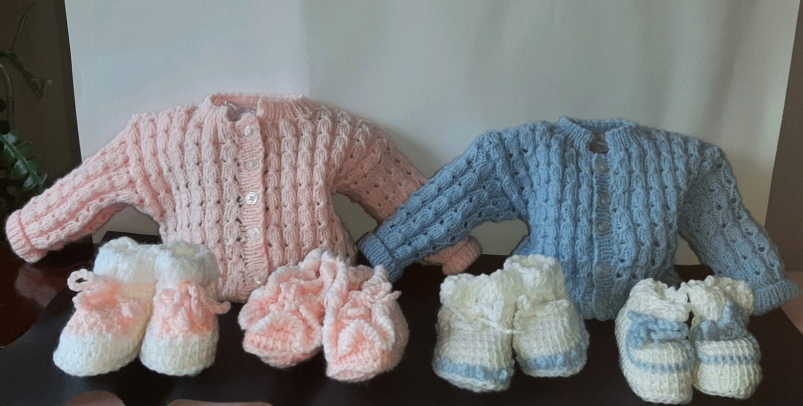 Handgemaakte gebreide vestjes en slofjes - Maat 62, Kinderen en Baby's, Handgemaakt, Nieuw, Ophalen of Verzenden, Truitje of Vestje