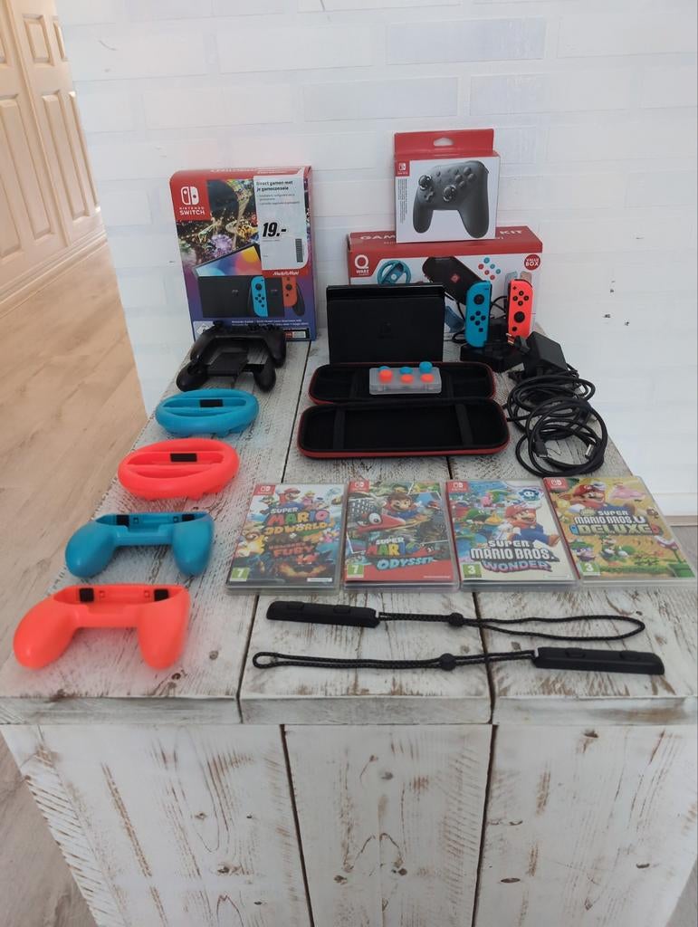 Nintendo Switch OLED Mario Kart Editie + 4 extra spellen, Spelcomputers en Games, Spelcomputers | Nintendo Switch, Zo goed als nieuw