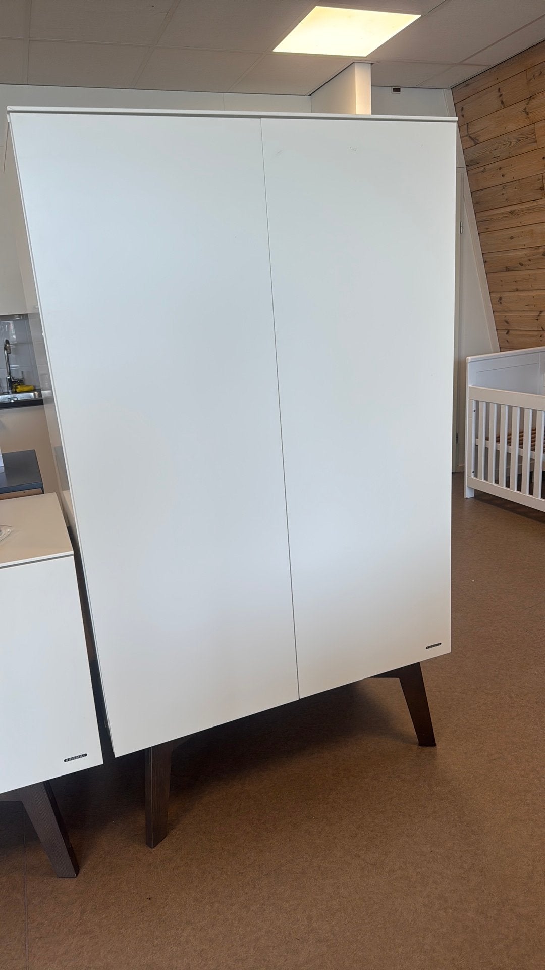 Kidsmill Sixties Kledingkast – Wit Mat / Walnoot – babykamer, Kinderen en Baby's, Kinderkamer | Commodes en Kasten, Ophalen, Kast