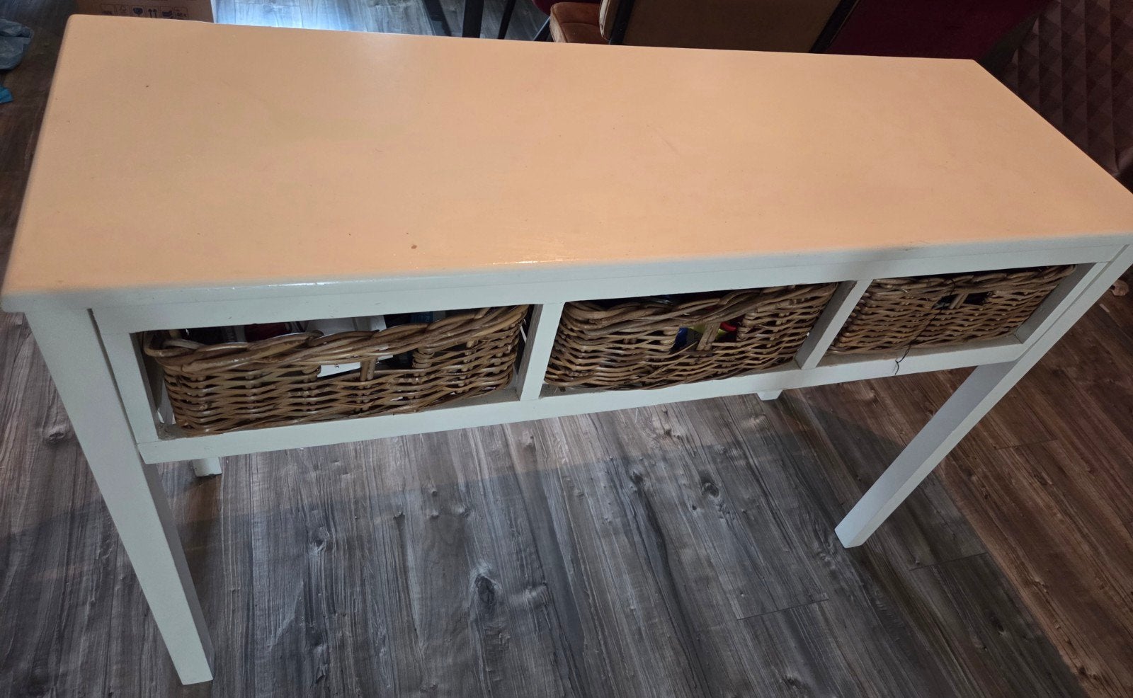 Witte sidetable met rieten manden, Huis en Inrichting, Tafels | Sidetables, Ophalen, Gebruikt, Overige materialen, 100 tot 150 cm