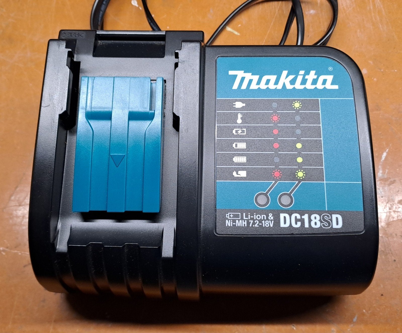 Makita DC18SD Oplader voor Li-ion & Ni-MH 7.2-18V accu's, Ophalen of Verzenden
