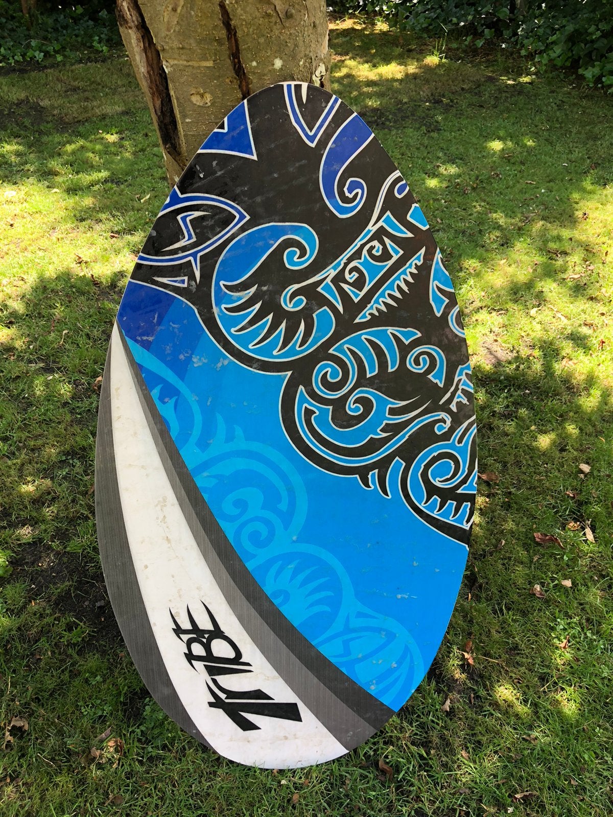Mooi blauw houten skimboard merk Tribe 94 cm x 50,5 cm, Watersport en Boten, Golfsurfen, Ophalen, Zo goed als nieuw