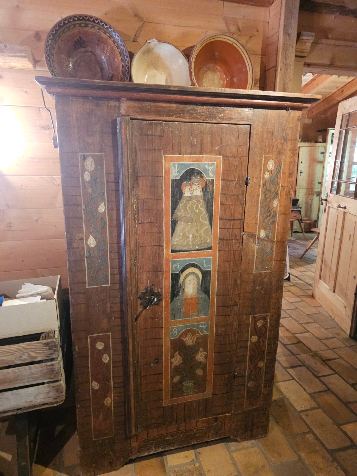 Antieke beschilderde houten kast, Ophalen