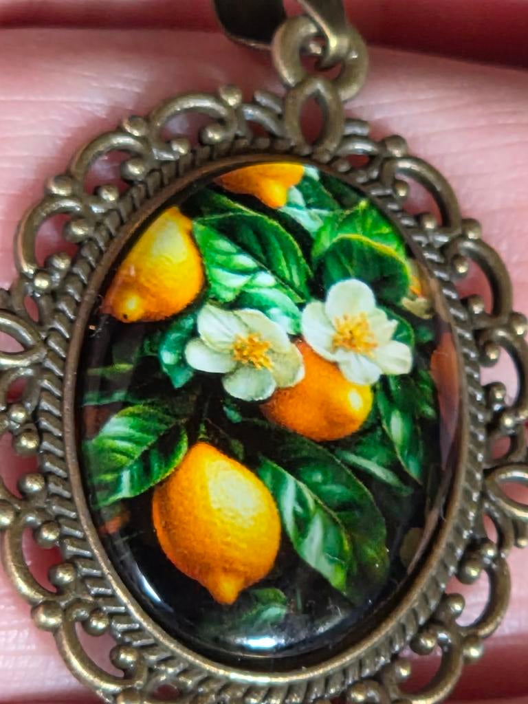 Vintage Medaillon Ketting met Citroen Motief, Geel, Nieuw, Ophalen of Verzenden, Overige materialen