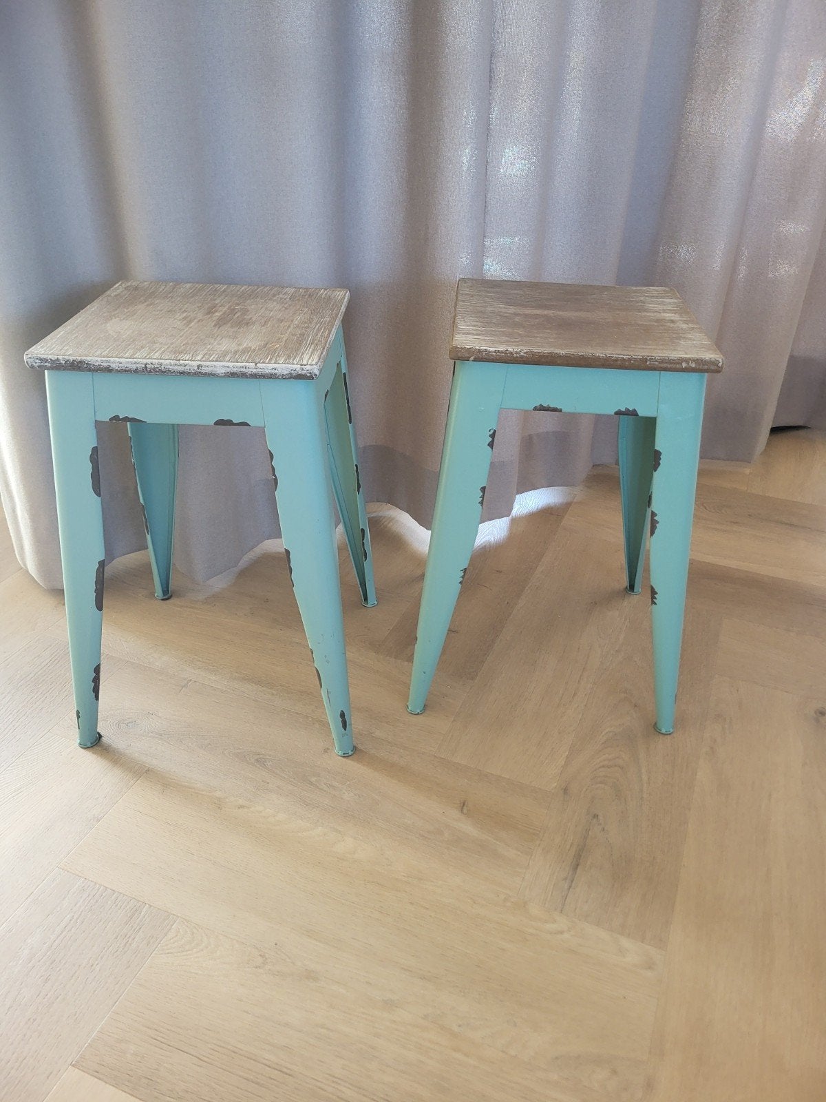 Twee vintage krukjes - mintgroen met houten zitting, Huis en Inrichting, Krukjes, Ophalen, Gebruikt, Hout